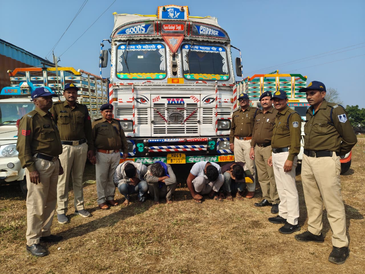 🚨🔒 बड़ी कार्रवाई! बड़वानी पुलिस की गिरफ्त में अंतर्राज्यीय गौवंश तस्कर; नागलवाड़ी पुलिस ने वध हेतु ले जाए जा रहे 34 अवैध गौवंश को कंटेनर से किया मुक्त