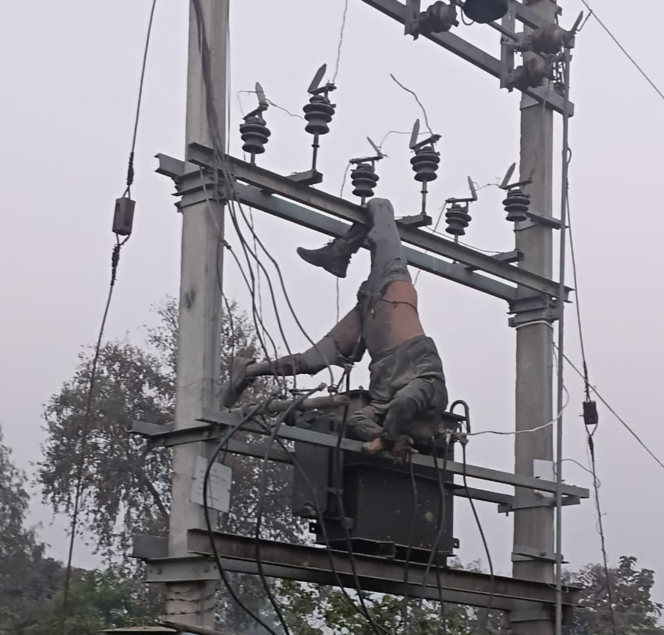 ट्रांसफार्मर में अचानक आया करंट, लाईन मैन की मौत