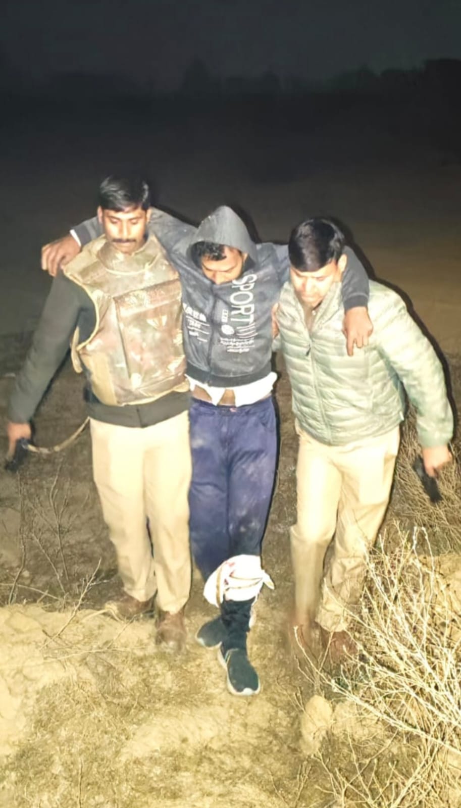 पुलिस मुठभेड़ :पशु तस्कर को पैर में गोली मारी, तीन गिरफ्तार