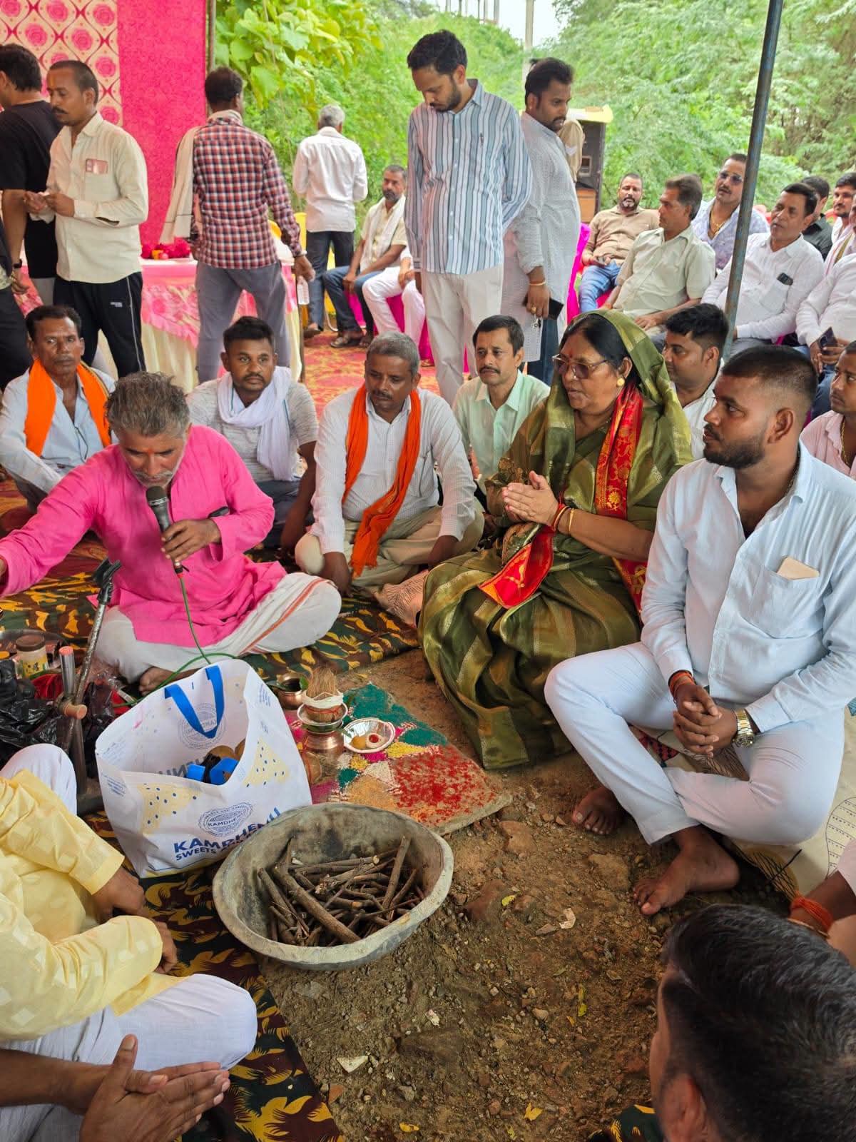 किशुनपुर से पहाड़पुर जाने वाले मार्ग का राज्य मंत्री कृष्णा पासवान ने किया भूमि पूजन