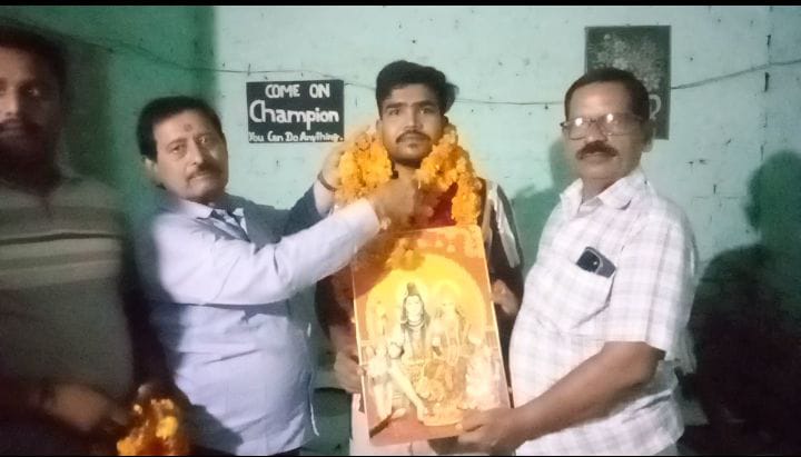 खागा के लाल ने पास की SI की परीक्षा ,व्यापार मंडल ने किया माला पहनाकर सम्मान