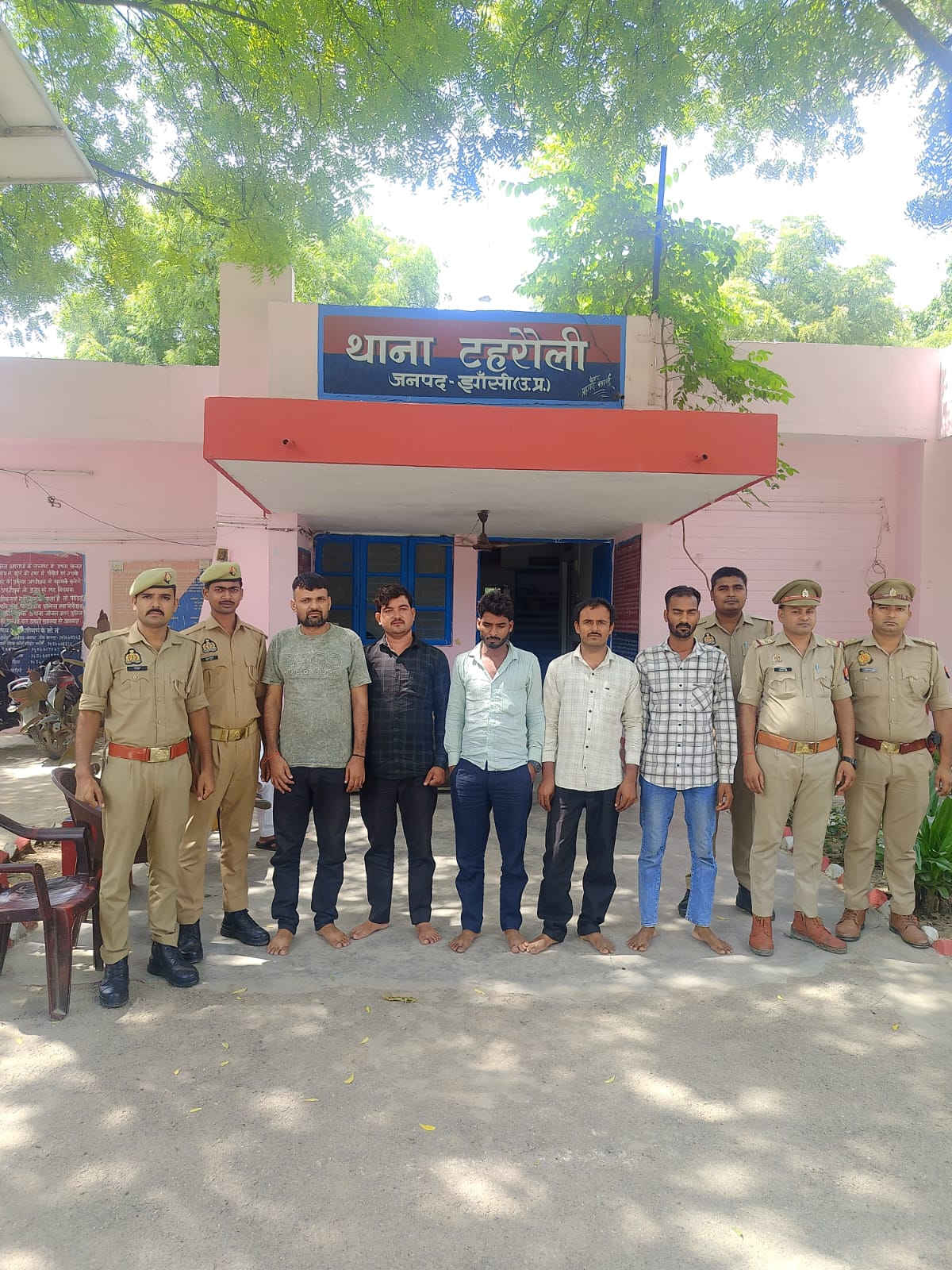 जुआ खेलते पांच गिरफ्तार, 11,900 रुपये बरामद
