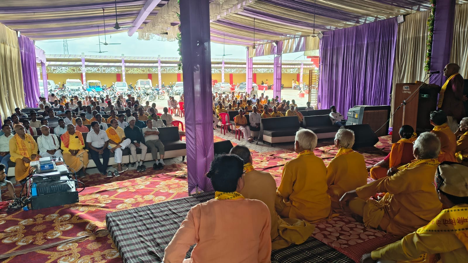 108 कुंडीय गायत्री महायज्ञ को सफल बनाने जुटे श्रद्धालु बृहद कार्यकर्ता बैठक में 50 गांवों के लोगों ने भरे संकल्प पत्र, समय-श्रम व सहयोग का लिया संकल्प